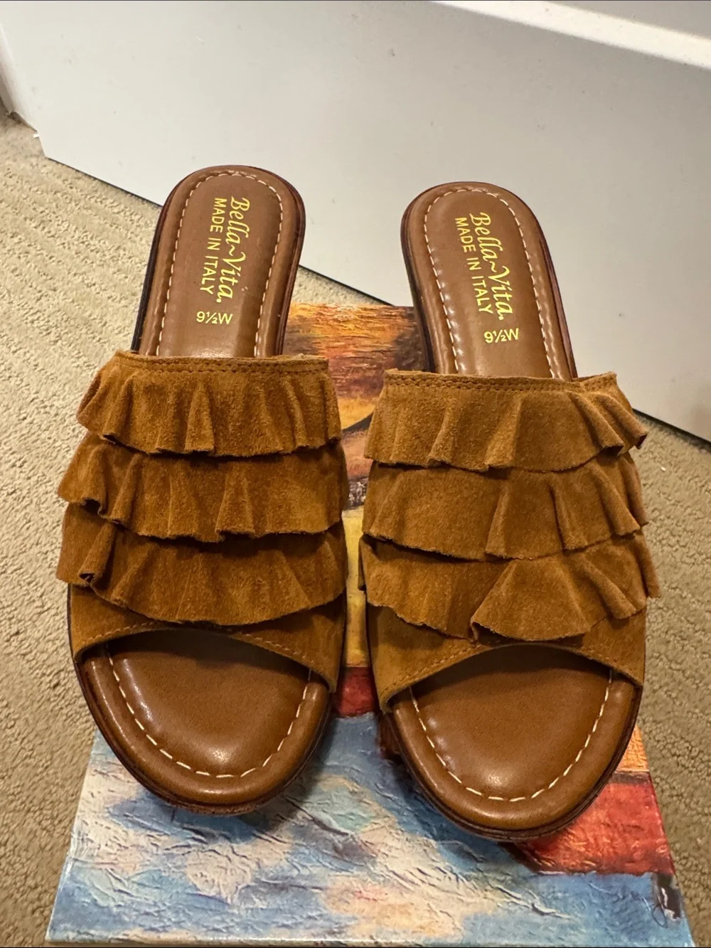 🆕 Bella Vita Bey Tan Suede Ruffle Wedge Slide. 9.5. New in box!🔥